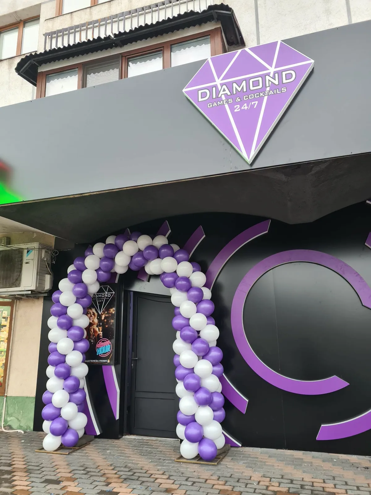 Arcada din baloane mov si albe la intrarea clubului Diamond