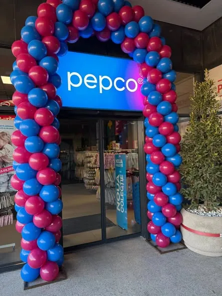 Arcada din baloane albastre si roz la inaugurarea unui magazin Pepco