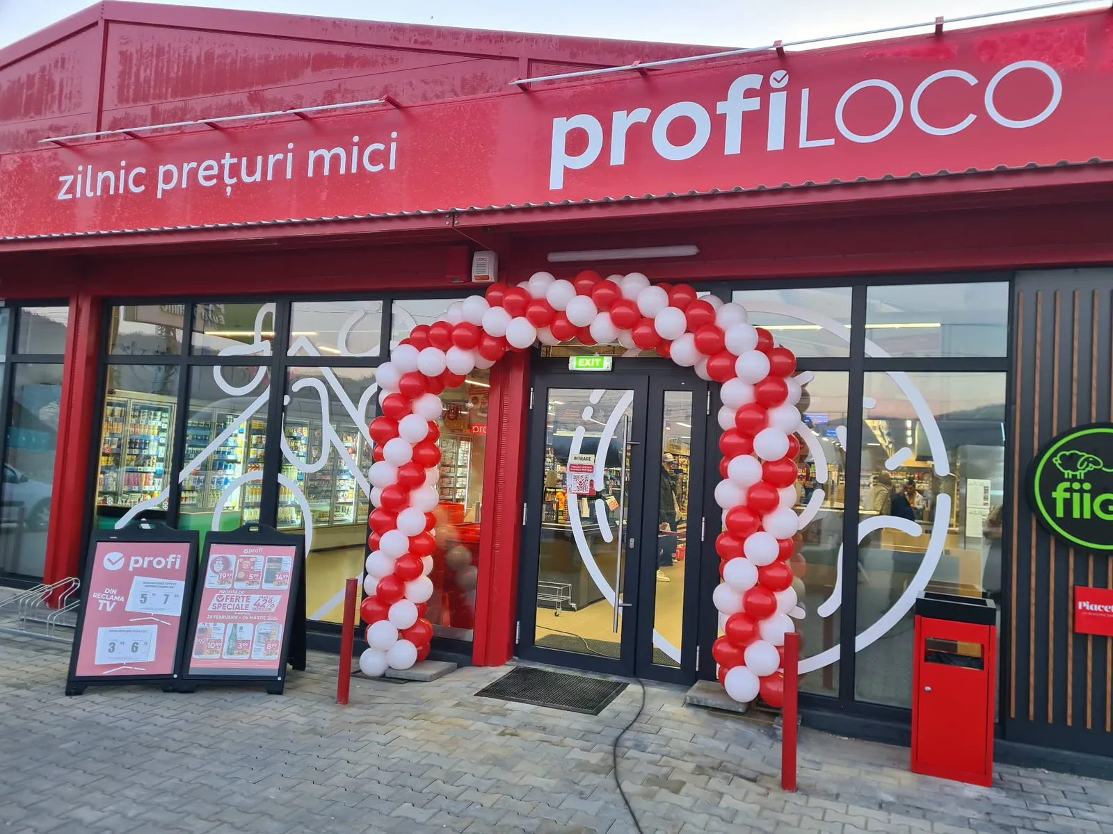 Arcada din baloane rosii si albe la inaugurarea unui magazin Profi