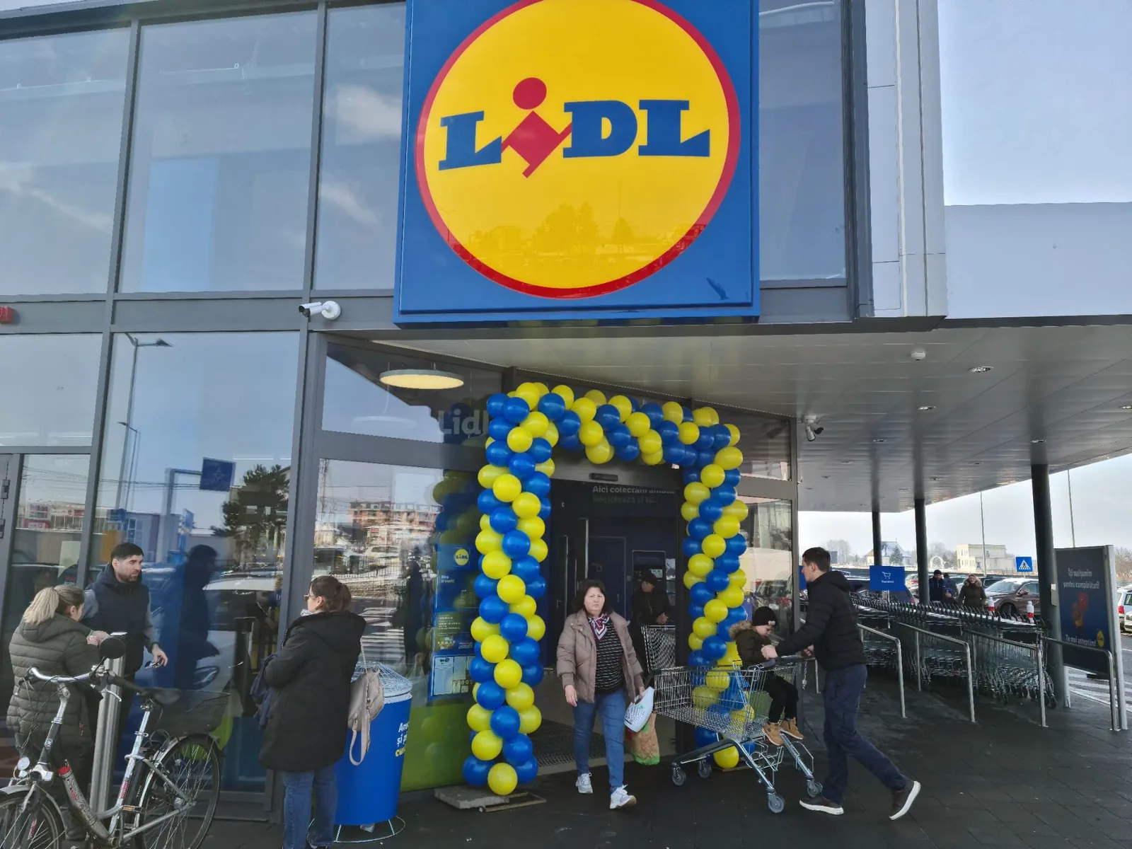 Arcada din baloane galbene si albastre la intrarea unui magazin Lidl