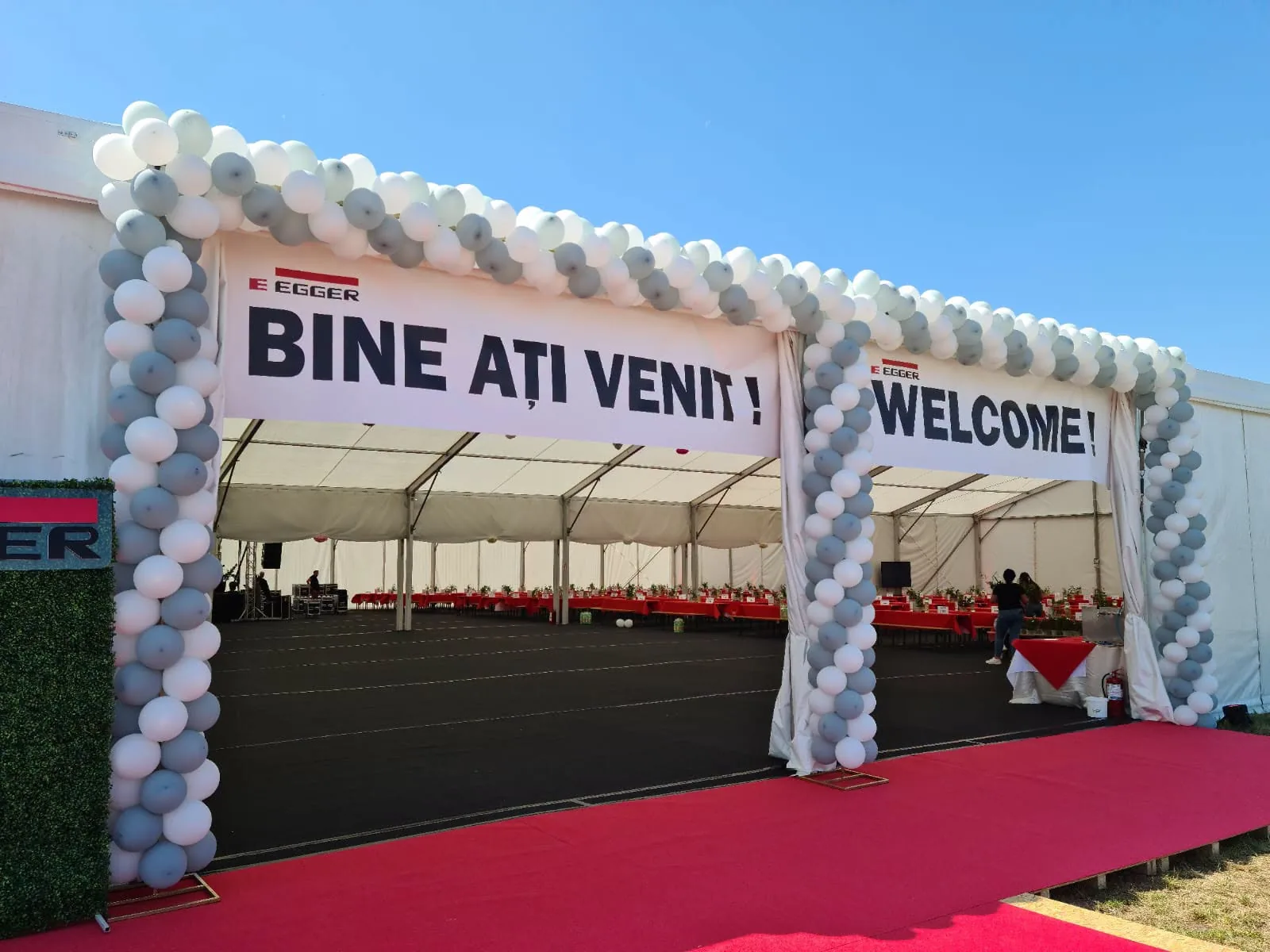 Arcada din baloane gri si albe la intrarea unui cort de eveniment corporate EGGER