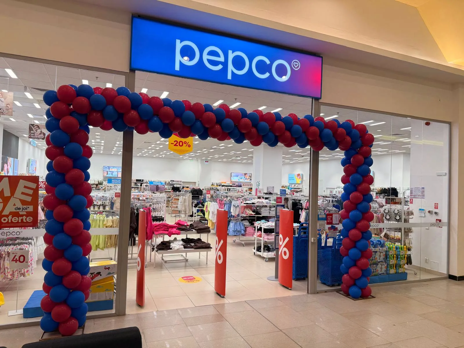 Arcada din baloane albastre si rosii la un magazin Pepco din centru comercial