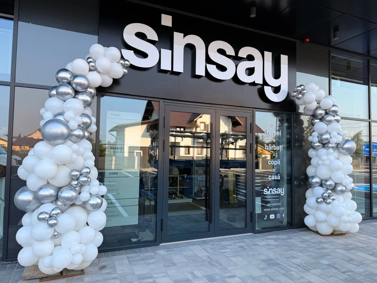 Arcada organica din baloane albe si argintii la inaugurarea unui magazin Sinsay