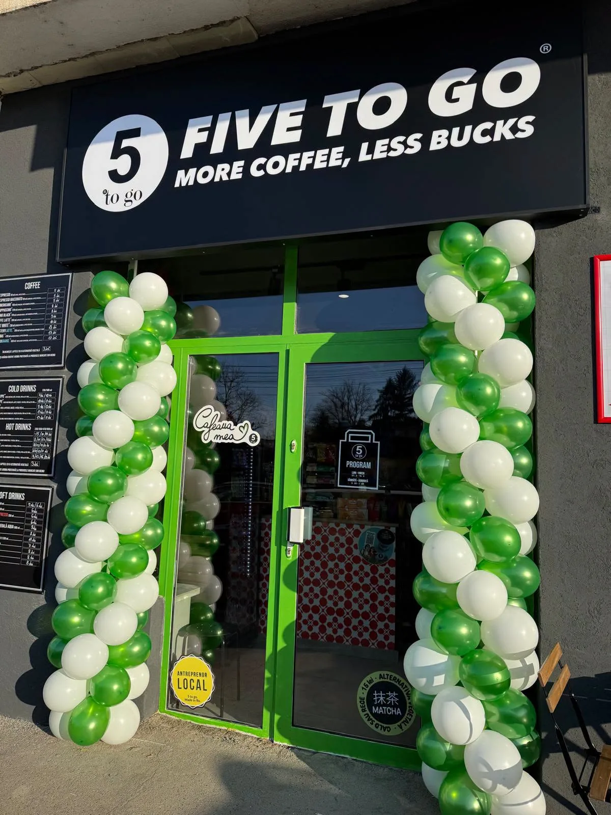 Coloane de baloane verzi si albe la intrarea unei cafenele Five to Go
