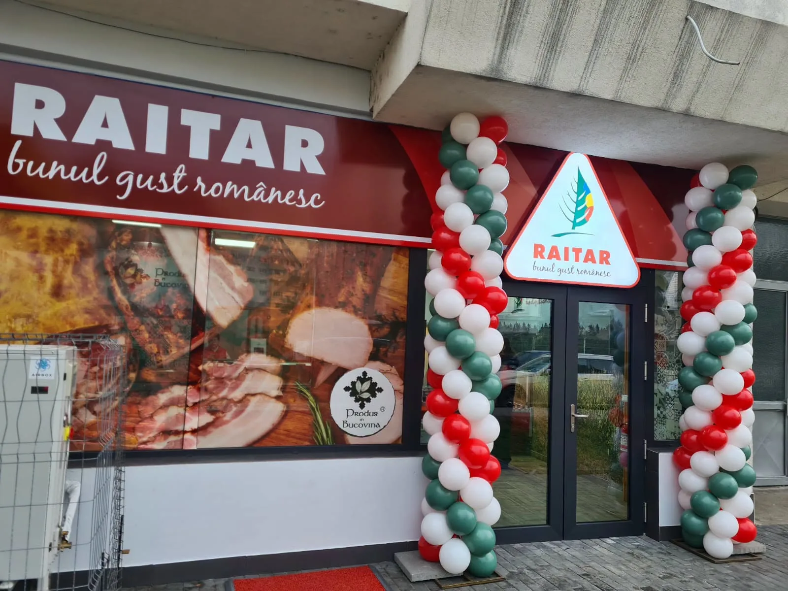 Coloane de baloane rosii, verzi si albe la inaugurarea magazinului RAITAR