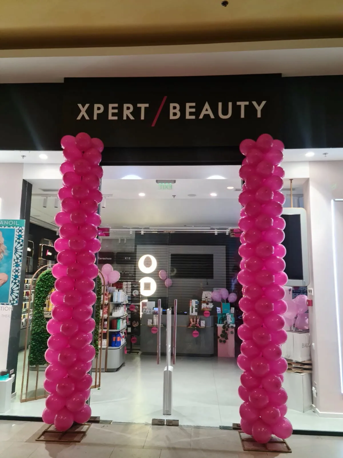 Coloane de baloane roz la intrarea magazinului Xpert Beauty din mall