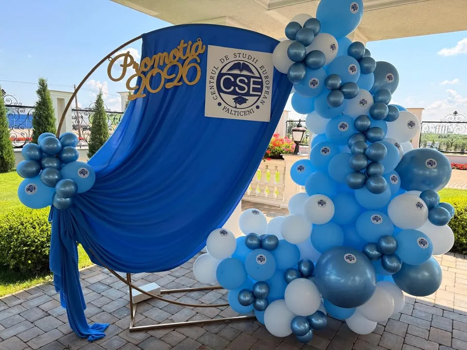 Decor de curs festiv în exterior, cu drapaj albastru și ghirlandă din baloane personalizate
