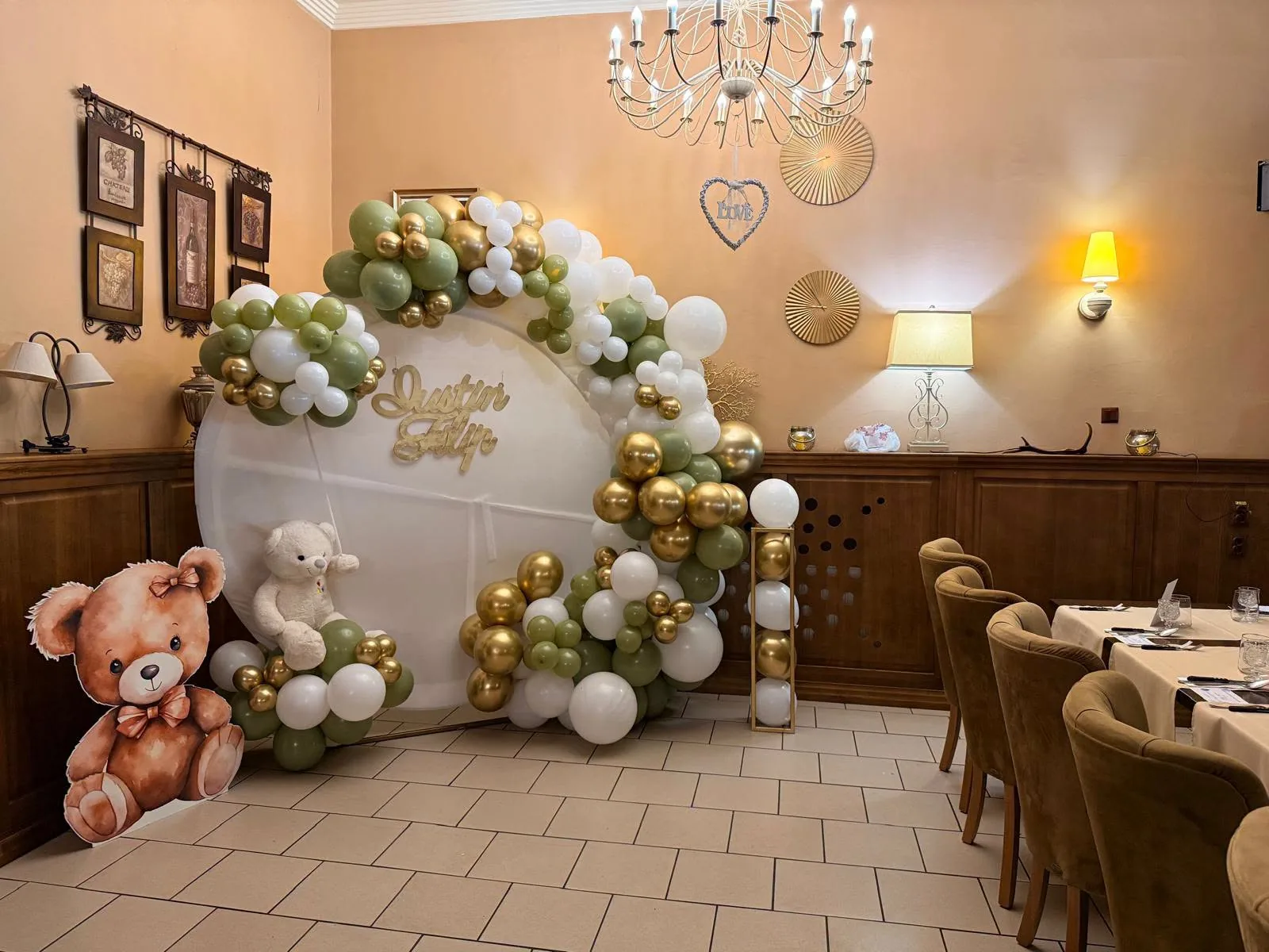 Photocorner de botez cu baloane verzi, albe și aurii, ursuleți și panou rotund alb