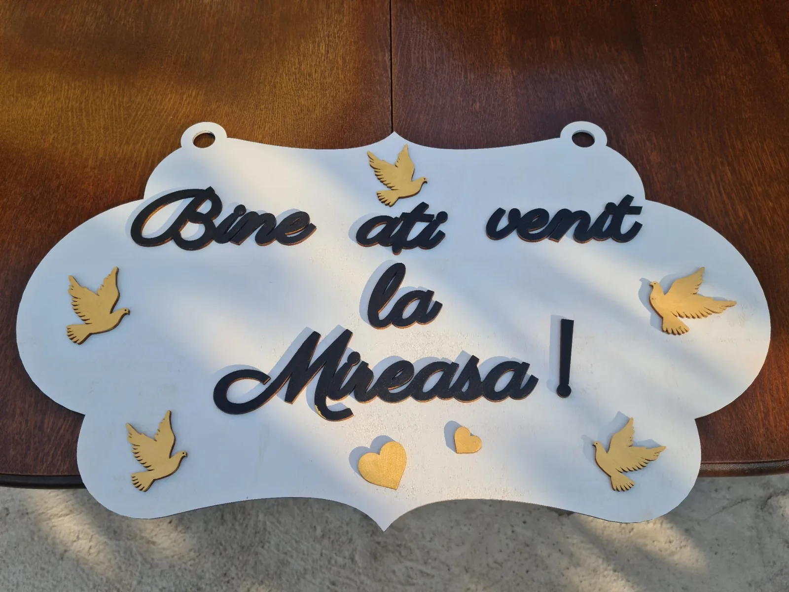 Plăcuță decorativă albă cu mesajul „Bine ați venit la Mireasă” și porumbei aurii