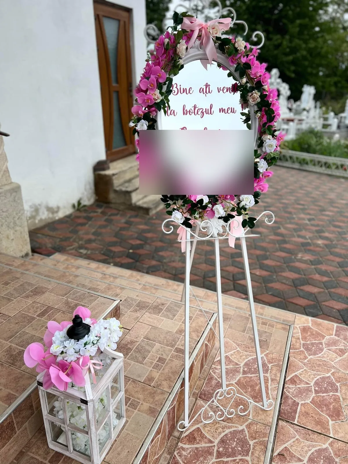Șevalet de botez cu coroniță din orhidee roz și trandafiri albi
