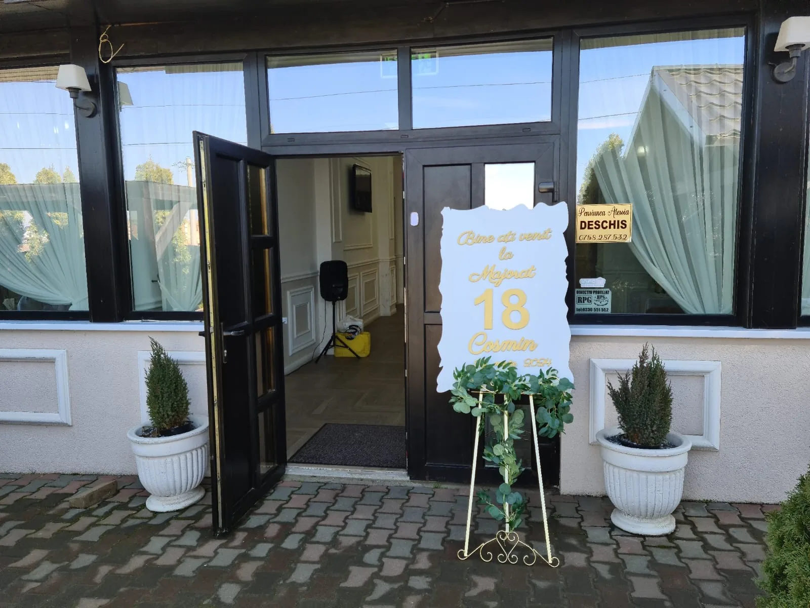 Șevalet de majorat amplasat la intrarea în local