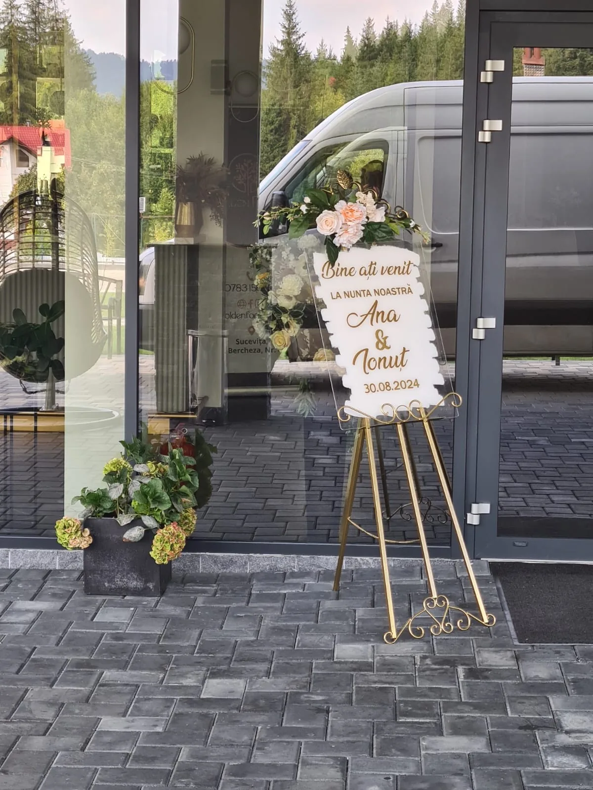Șevalet de nuntă cu placă de plexiglas în nuanță peach și aranjament floral