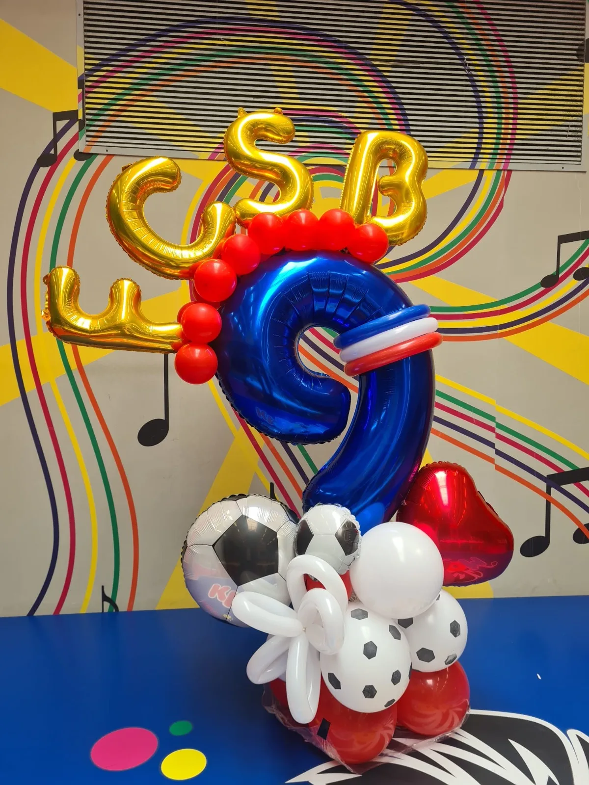 Decor aniversare cifra 9 tema fotbal, baloane rosii albe si litere aurii CSB