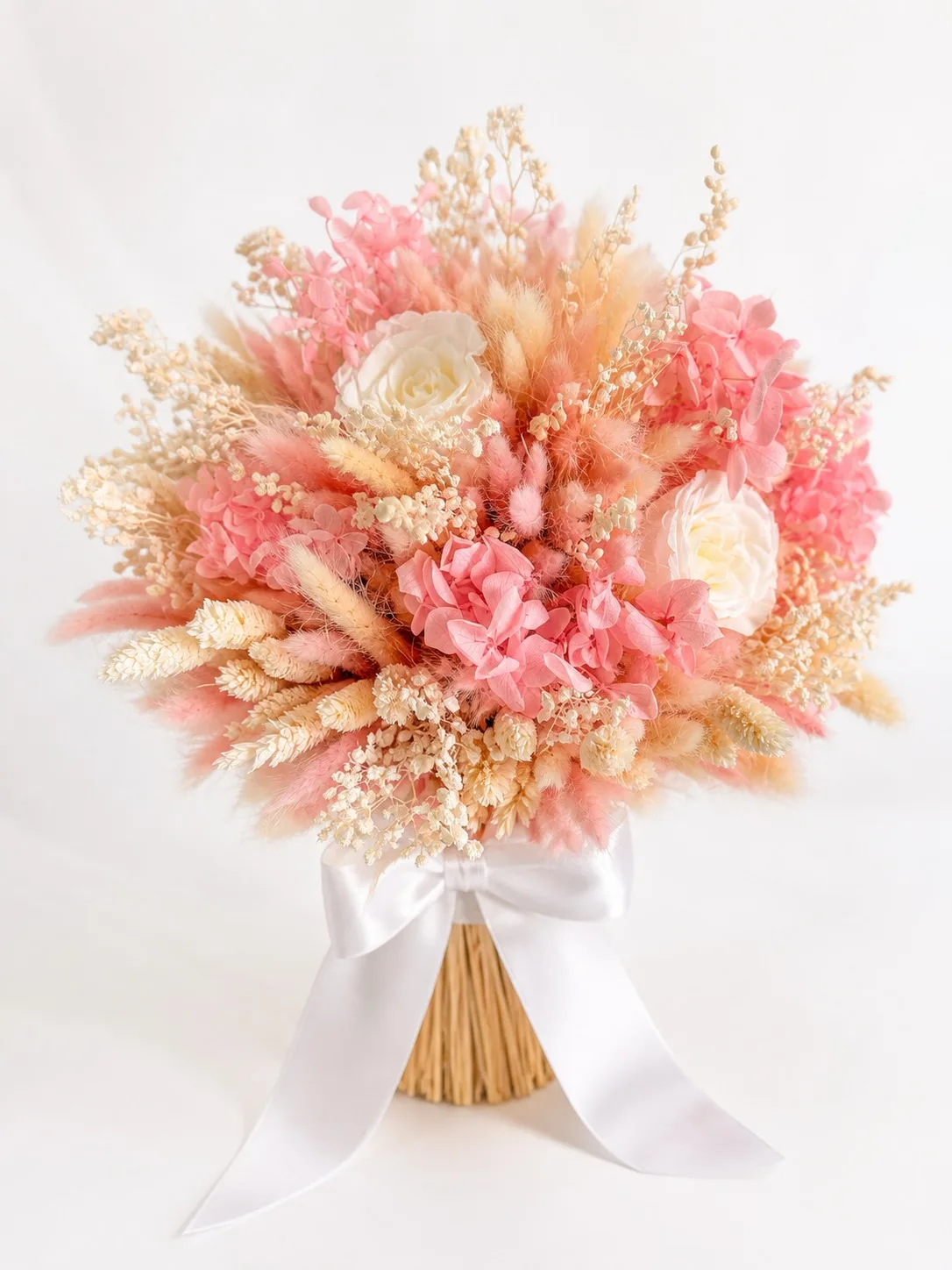 Buchet de mireasa cu flori criogenate roz si albe si funda alba de satin