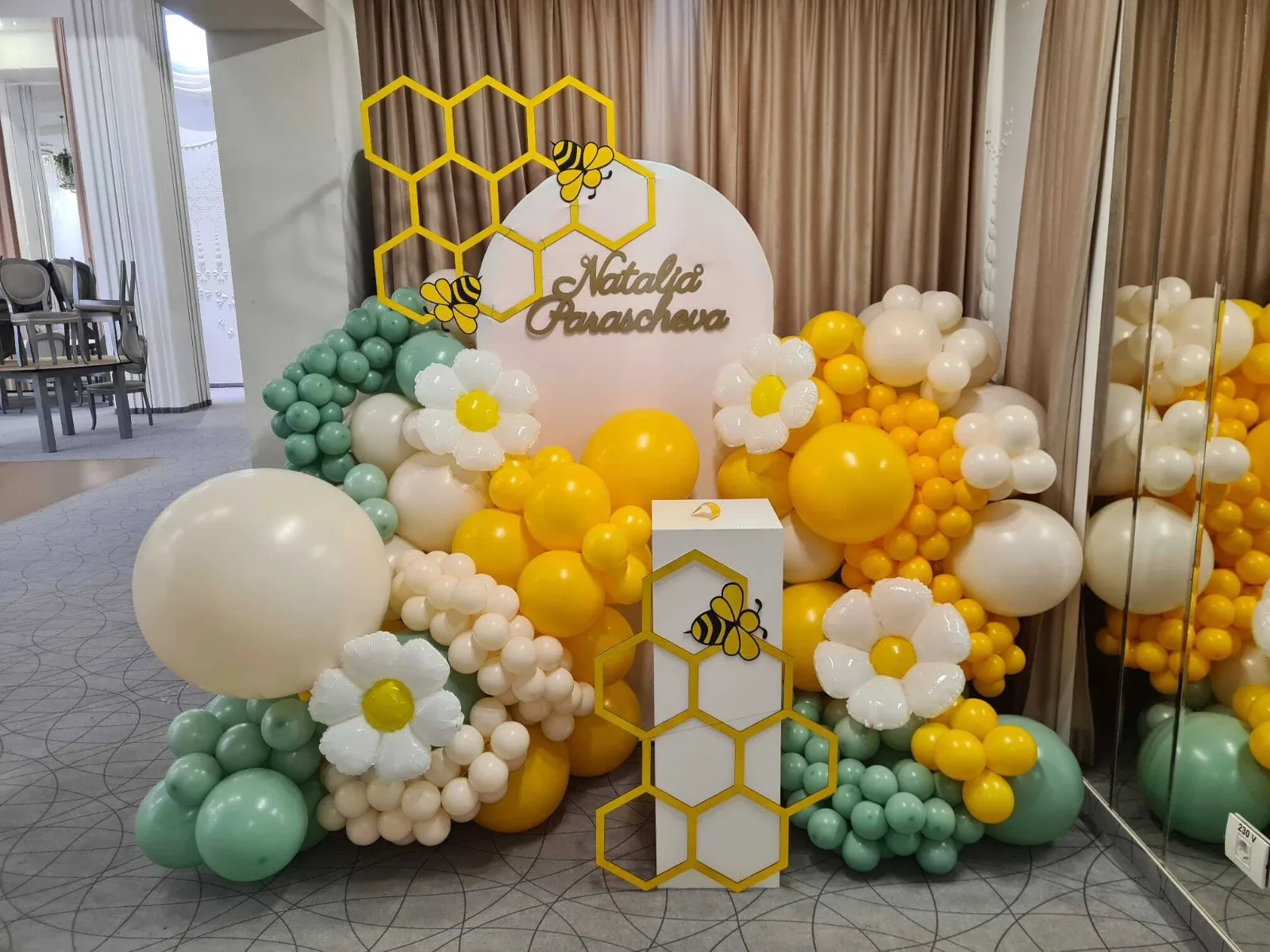 Decor tematic cu albinuțe, faguri de miere galbeni și baloane verzi, crem și galbene, numele Natalia Parascheva