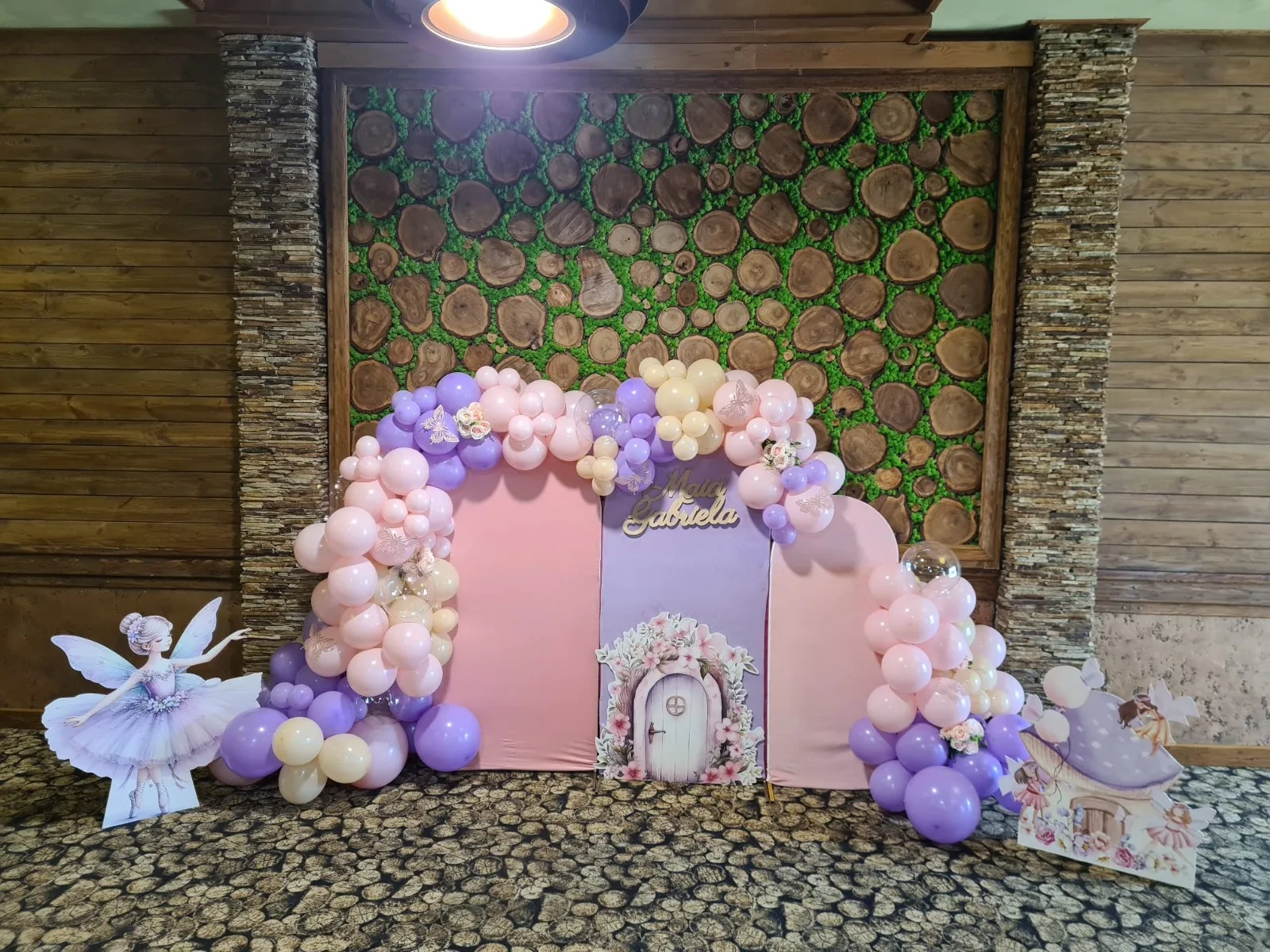 Arcadă cu baloane roz, mov și crem și backdrop personalizat pentru botez fetiță