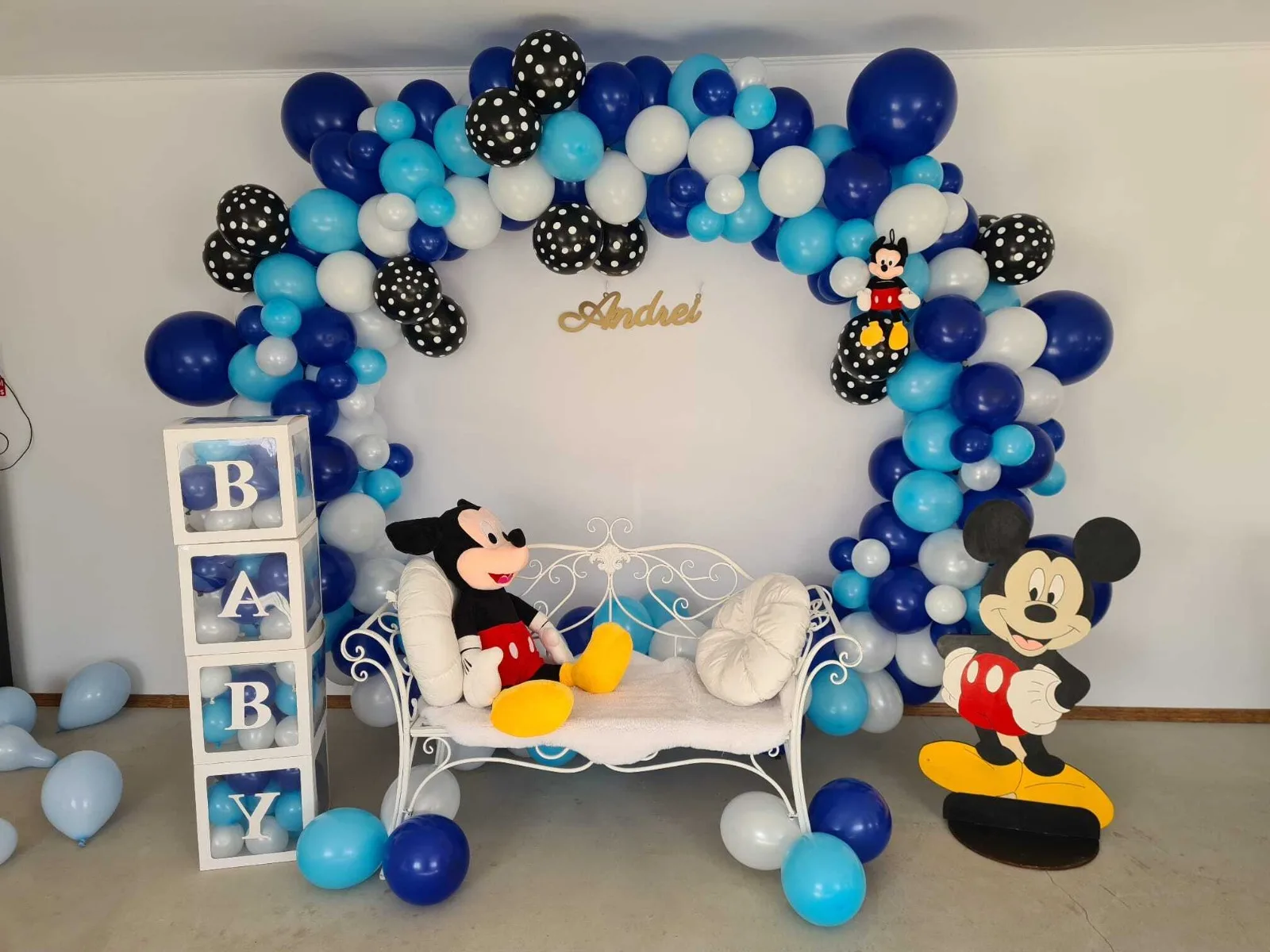 Photocorner de botez albastru cu baloane cu buline negre, jucărie Mickey Mouse, panoul cu numele Andrei