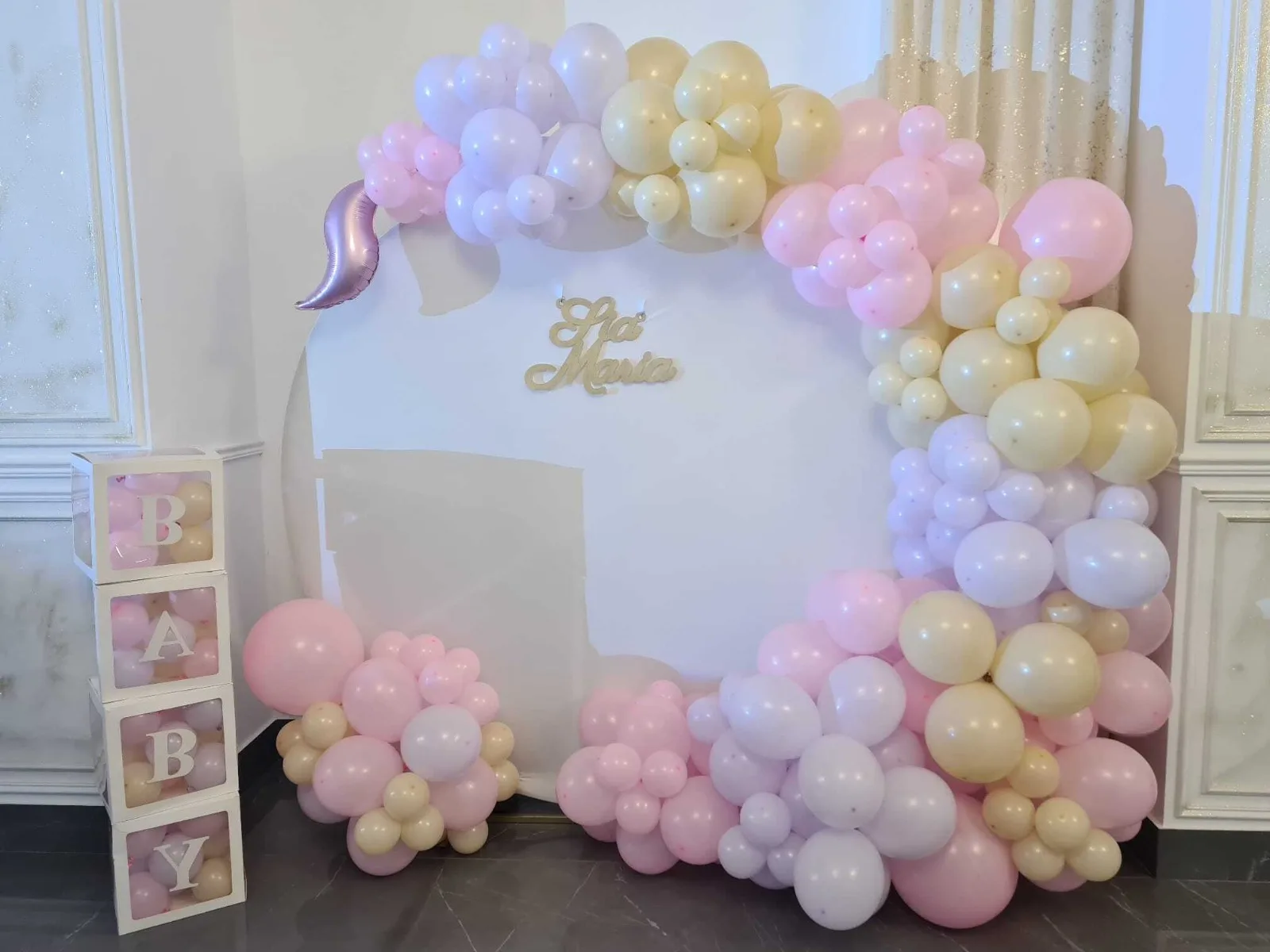 Arcadă de baloane pastel lila, galben și roz, cuburi BABY și panoul cu numele Lia Maria