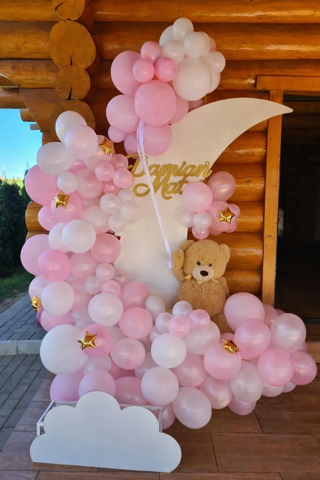 Photocorner de botez cu arcadă de baloane roz și albe, ursuleț de pluș și panoul cu numele Damian Matei
