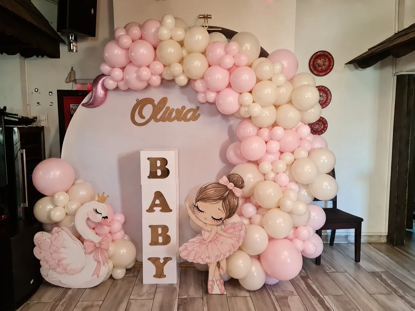 Arcadă de baloane roz și crem cu lebădă decorativă și siluetă balerină, panoul cu numele Olivia