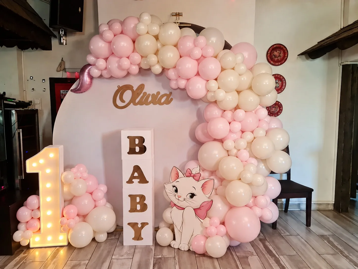 Arcadă de baloane roz și crem cu cifra 1 luminoasă, cuburi BABY și siluetă pisică, numele Olivia