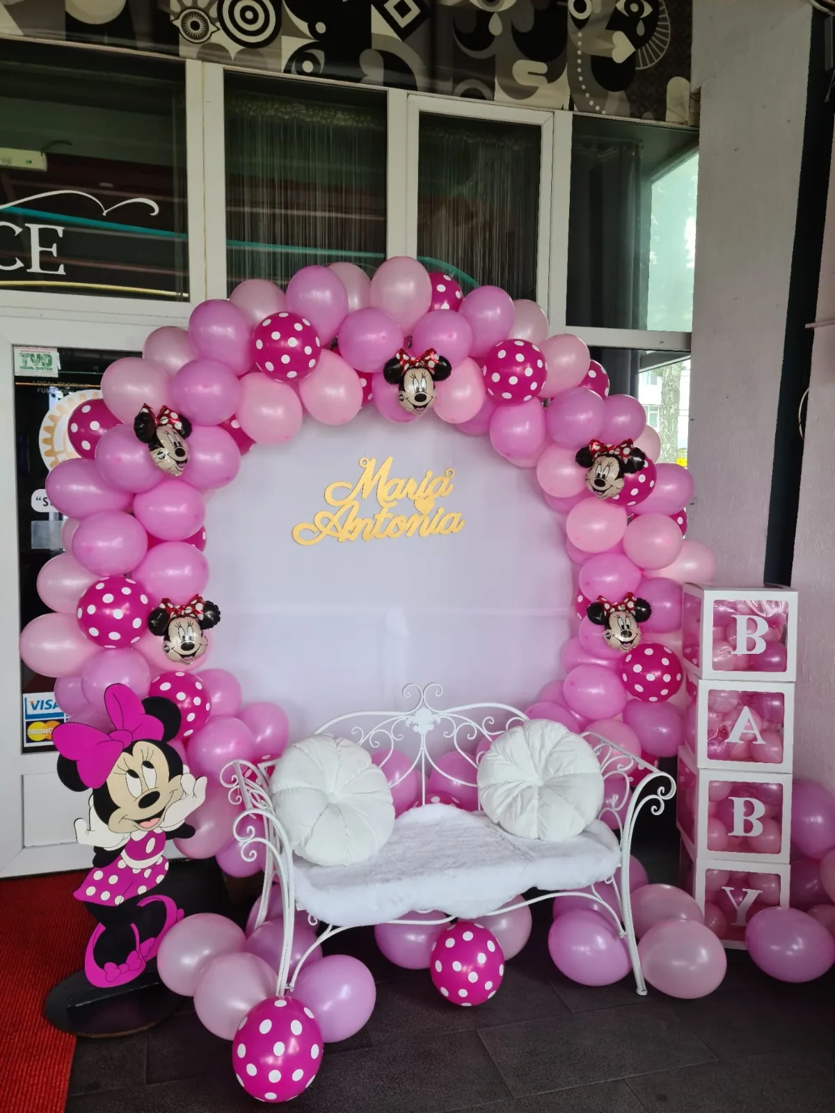 Arcadă de baloane roz cu baloane folie Minnie Mouse, panoul cu numele Maria Antonia