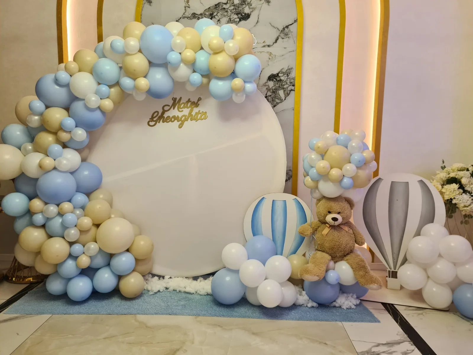 Arcadă de baloane roz și maro cu panoul numelui Parascheva, girafe de pluș și baloane cu model animal print