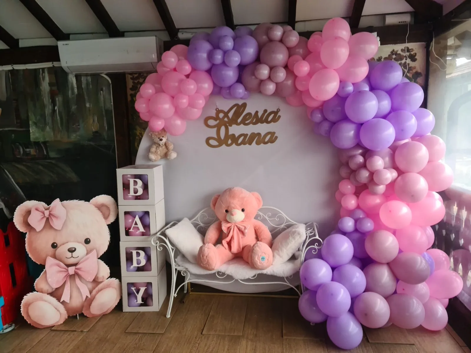 Arcadă de baloane roz și mov cu urs de pluș mare și cuburi BABY, panoul cu numele Alesia Ioana