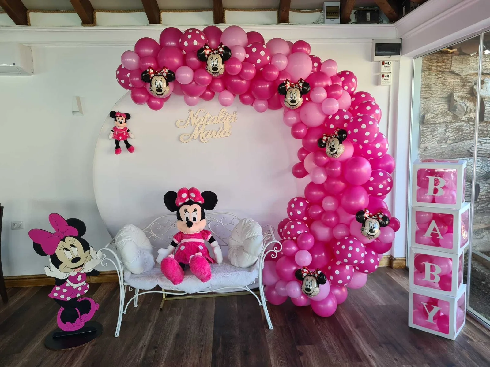 Arcadă de baloane roz cu baloane folie Minnie Mouse și cuburi BABY, numele Natalia Maria