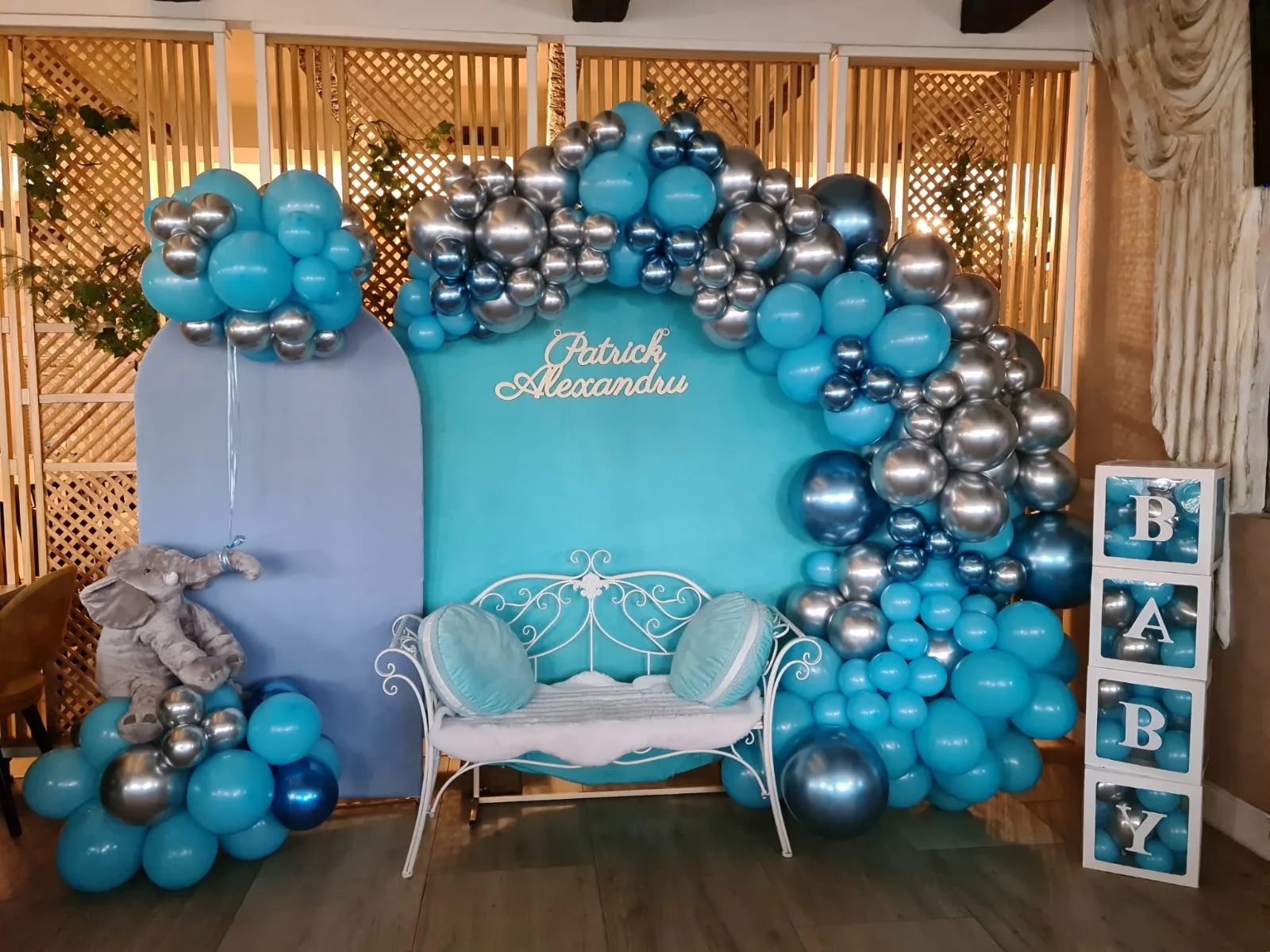 Photocorner de botez turcoaz cu argintiu, elefănel de pluș, cuburi BABY, panoul cu numele Patrick Alexandru
