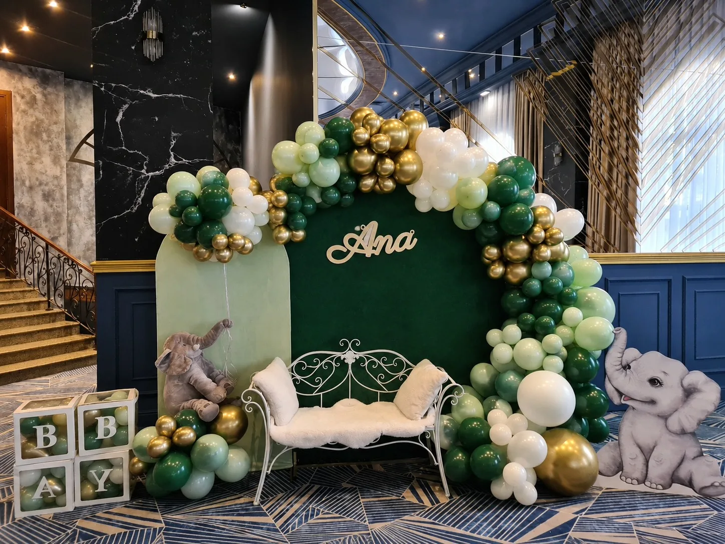 Photocorner de botez verde cu auriu, elefănel decorativ, panoul cu numele Ana