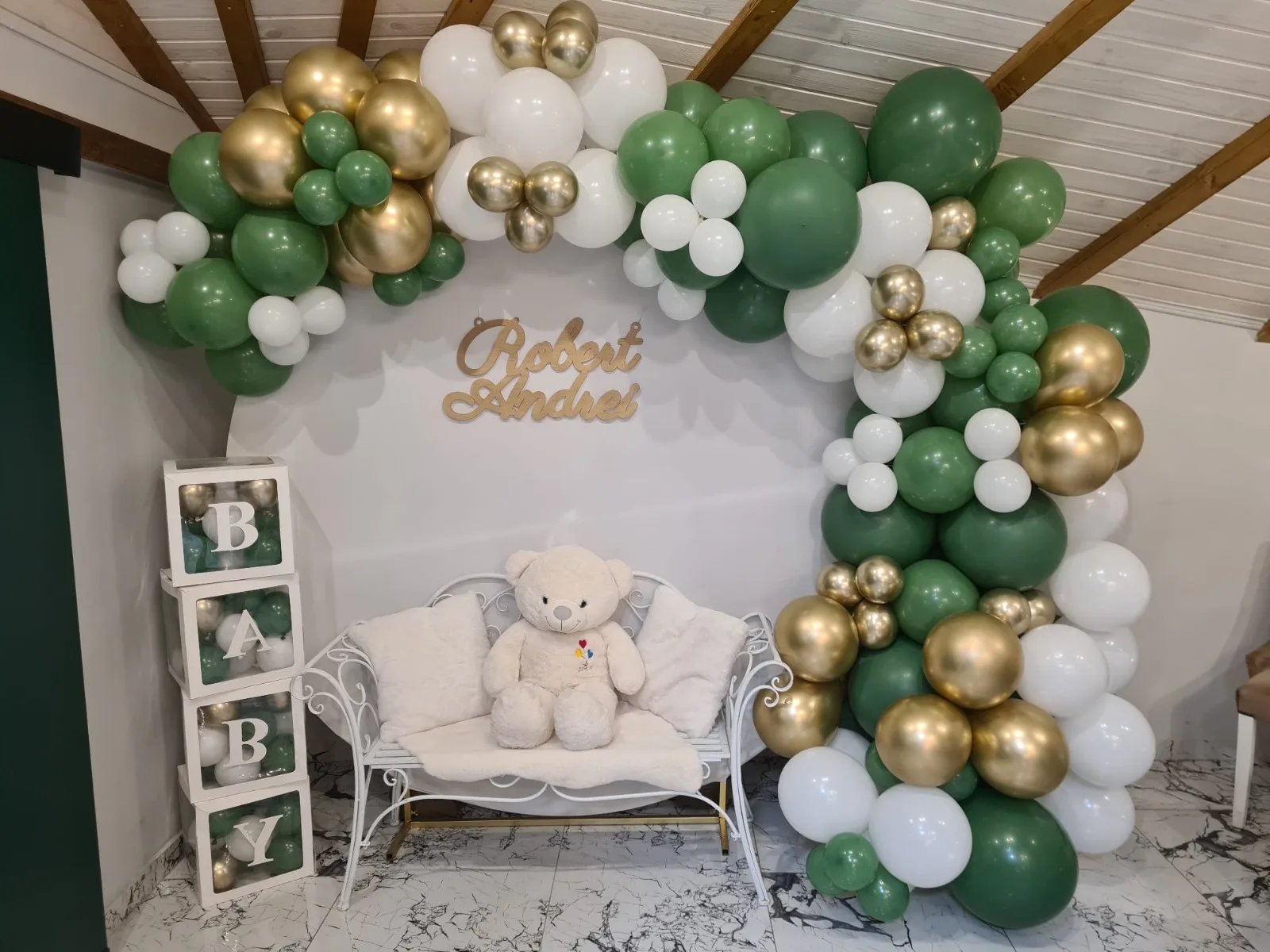 Photocorner de botez verde cu auriu, ursuleț de pluș, cuburi BABY, panoul cu numele Robert Andrei