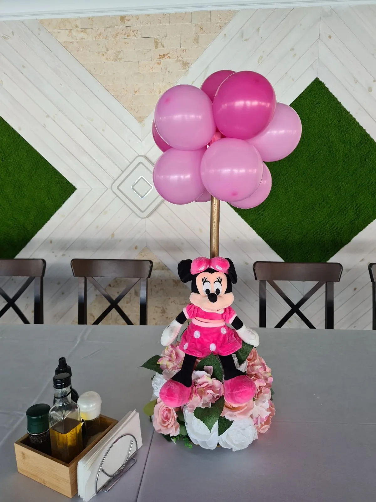 Centru de masă cu baloane roz și jucărie Minnie Mouse de pluș pe suport de flori