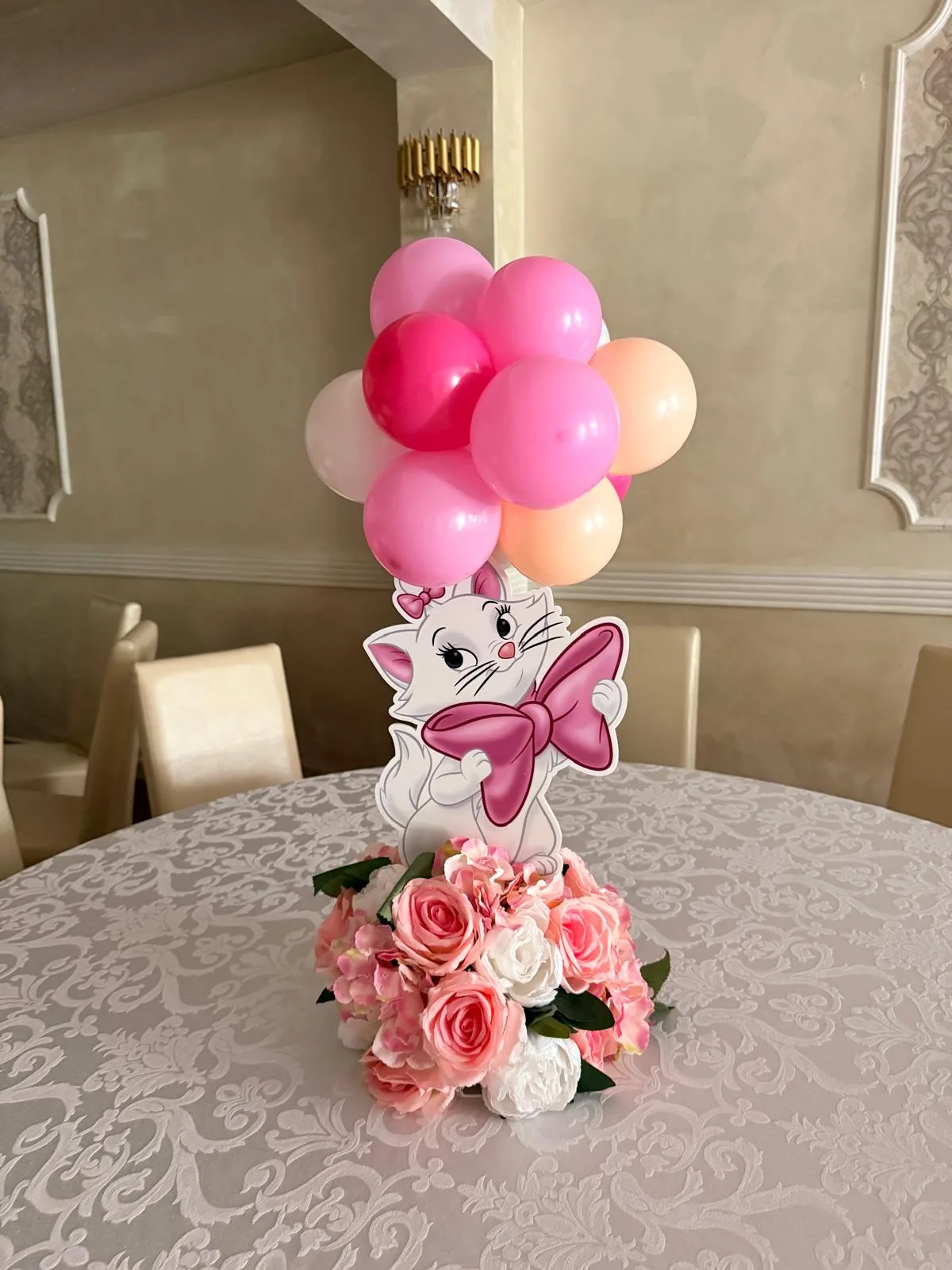 Decor de cristelniță în biserică, cu drapaj roz, aranjament bogat de trandafiri roz și albi, ursuleț de pluș și felinar