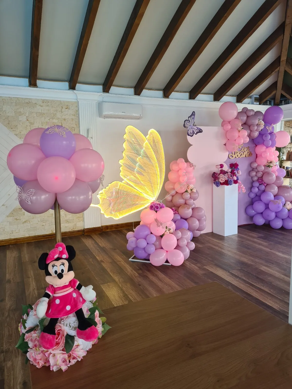 Suport floare din baloane roz și mov cu jucărie Minnie Mouse de pluș pe suport de flori roz