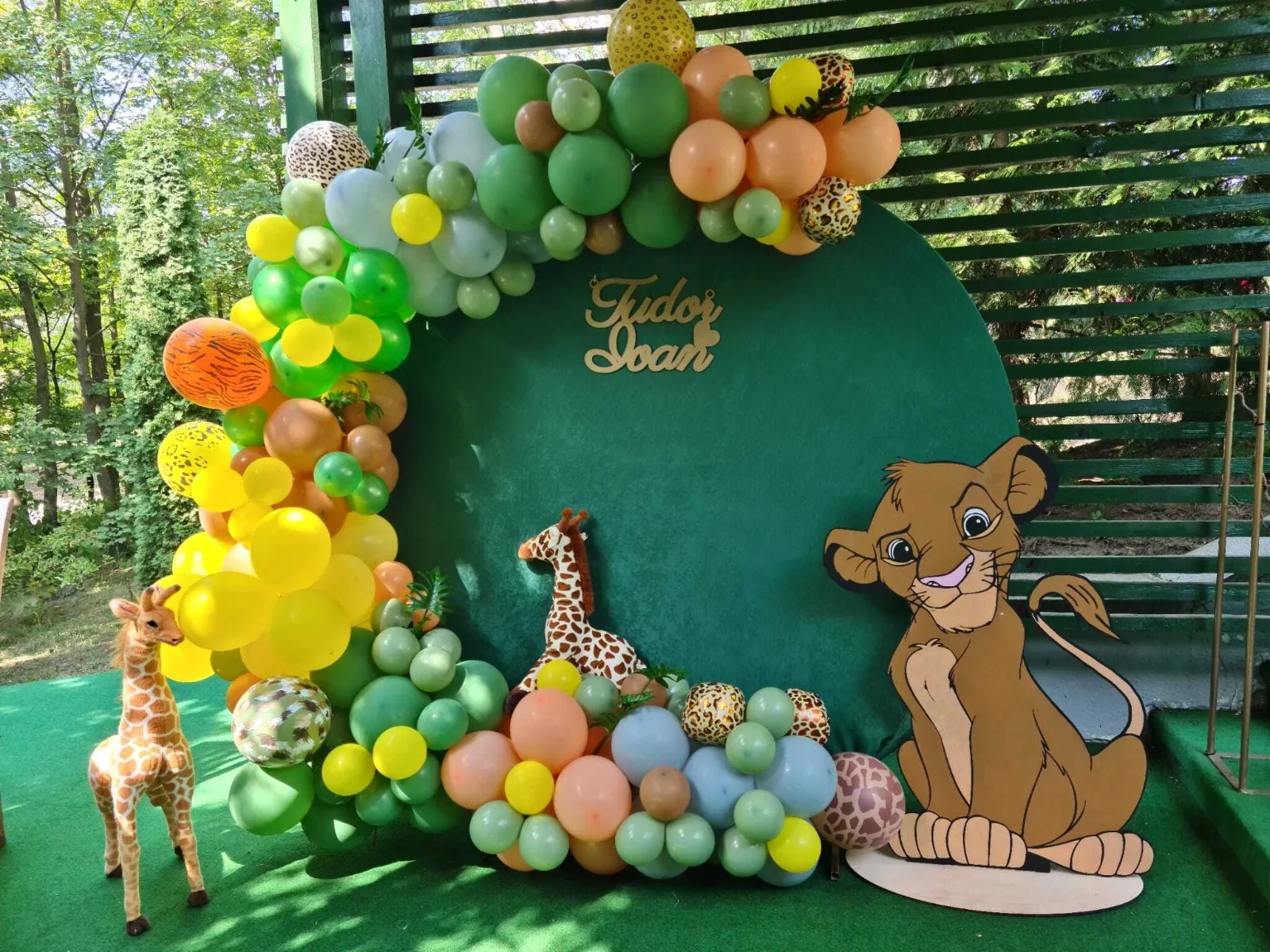 Photocorner de botez tematic jungle/safari cu girafe și leu pui, panoul cu numele Tudor Ioan