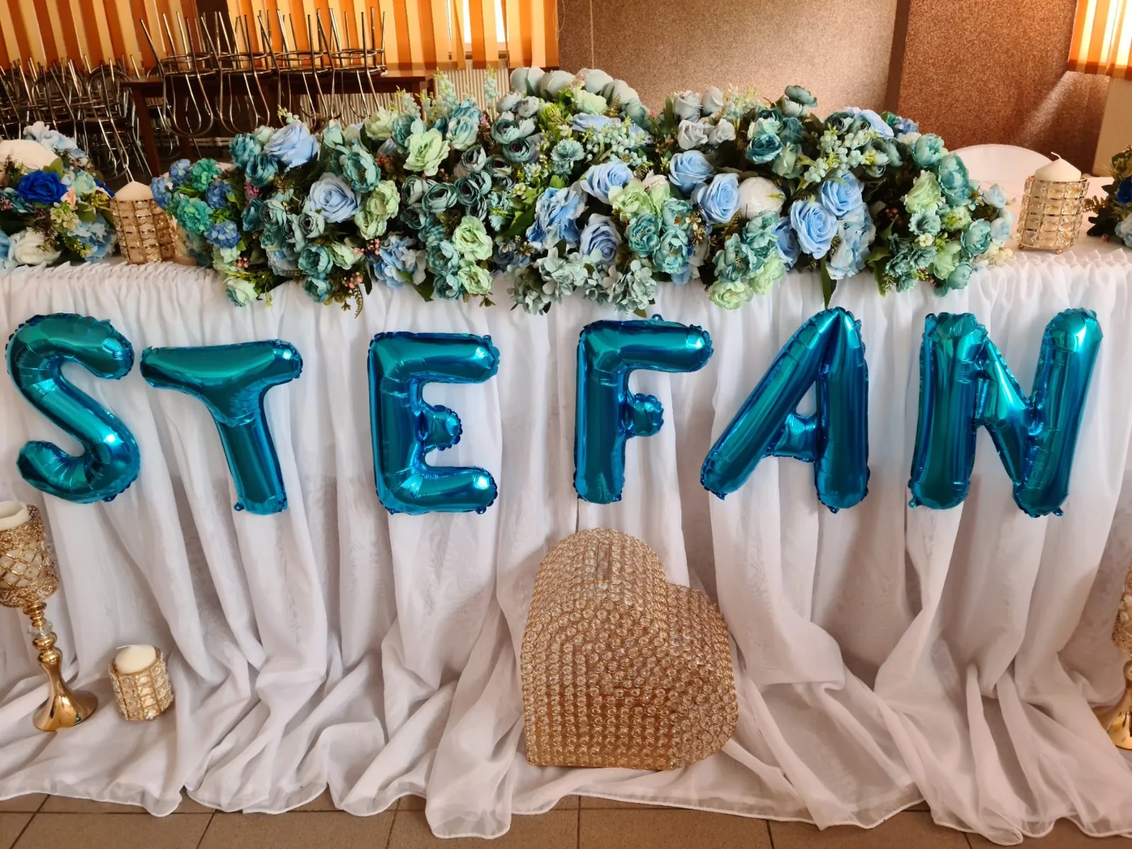 Aranjament floral bleu pe masa de prezidiu cu balon folie cu numele Stefan