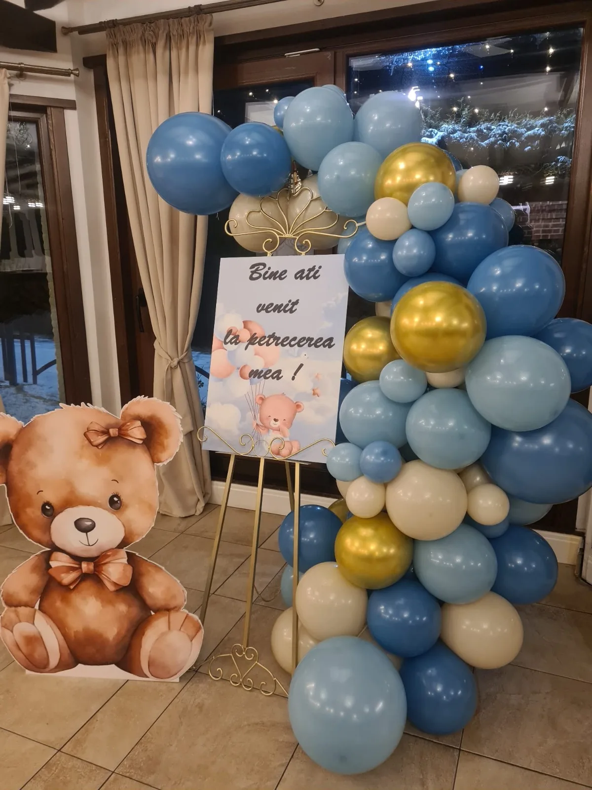 Panou cu mesajul Bine ați venit la petrecerea mea, ursuleț decorativ și baloane bleu cu auriu