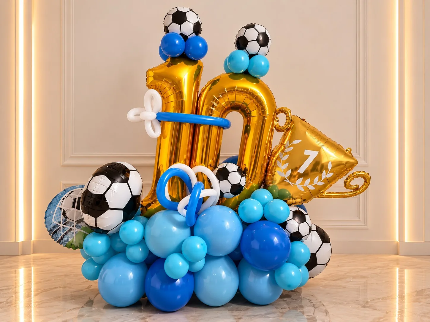 Decor aniversare cu cifra 10 din baloane aurii, tematica fotbal, baloane albastre si cupa aurie