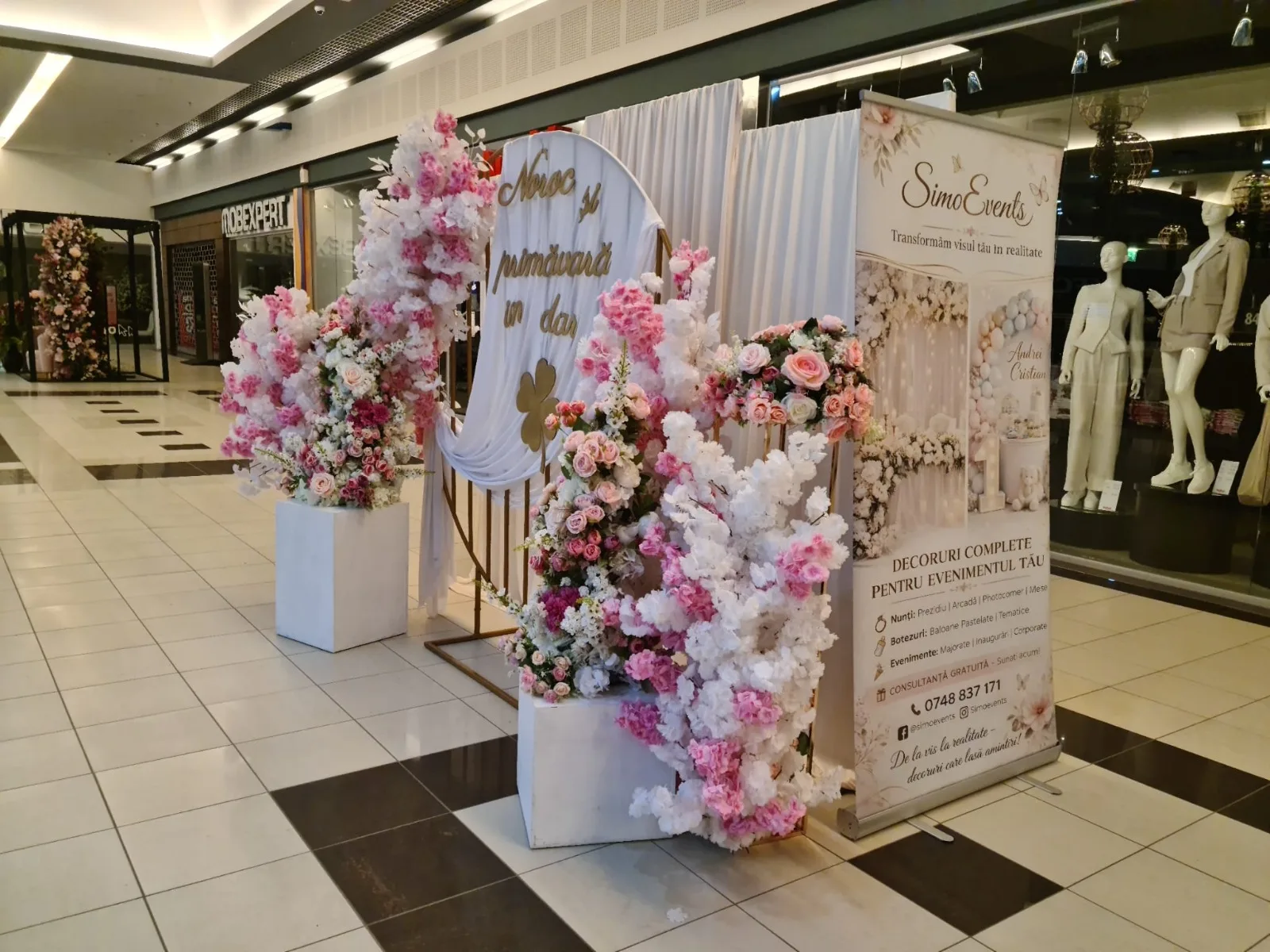Ansamblu general arcada florala roz si alba cu mesaj de primavara si roll-up SimoEvents, decor corporate in mall