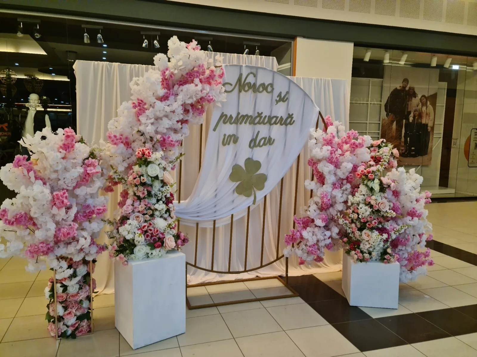 Arcada florala roz si alba cu vaze albe, decor corporate de primavara in mall