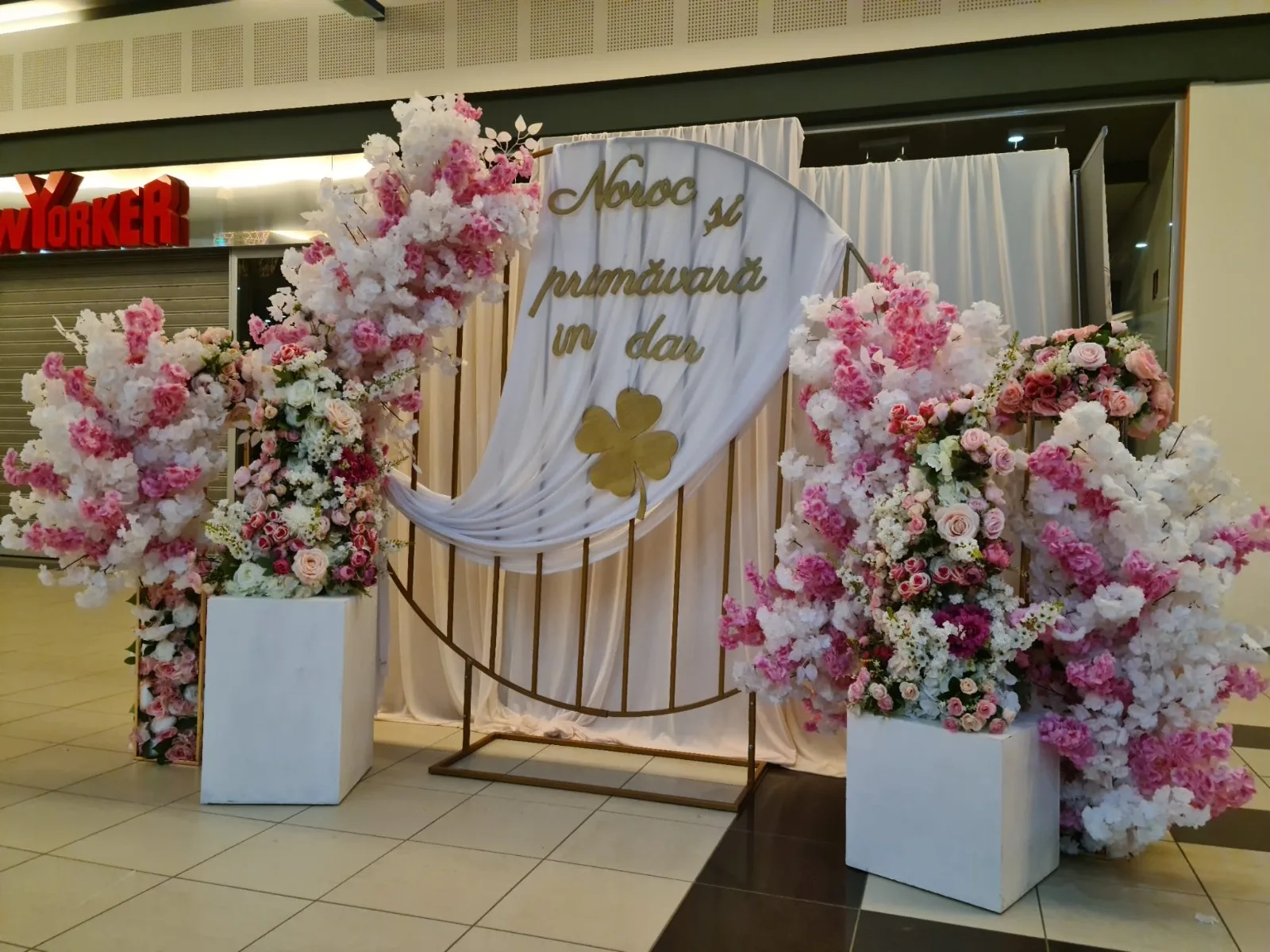 Arcada florala roz si alba cu mesaj Noroc si primavara in dar, decor corporate mall