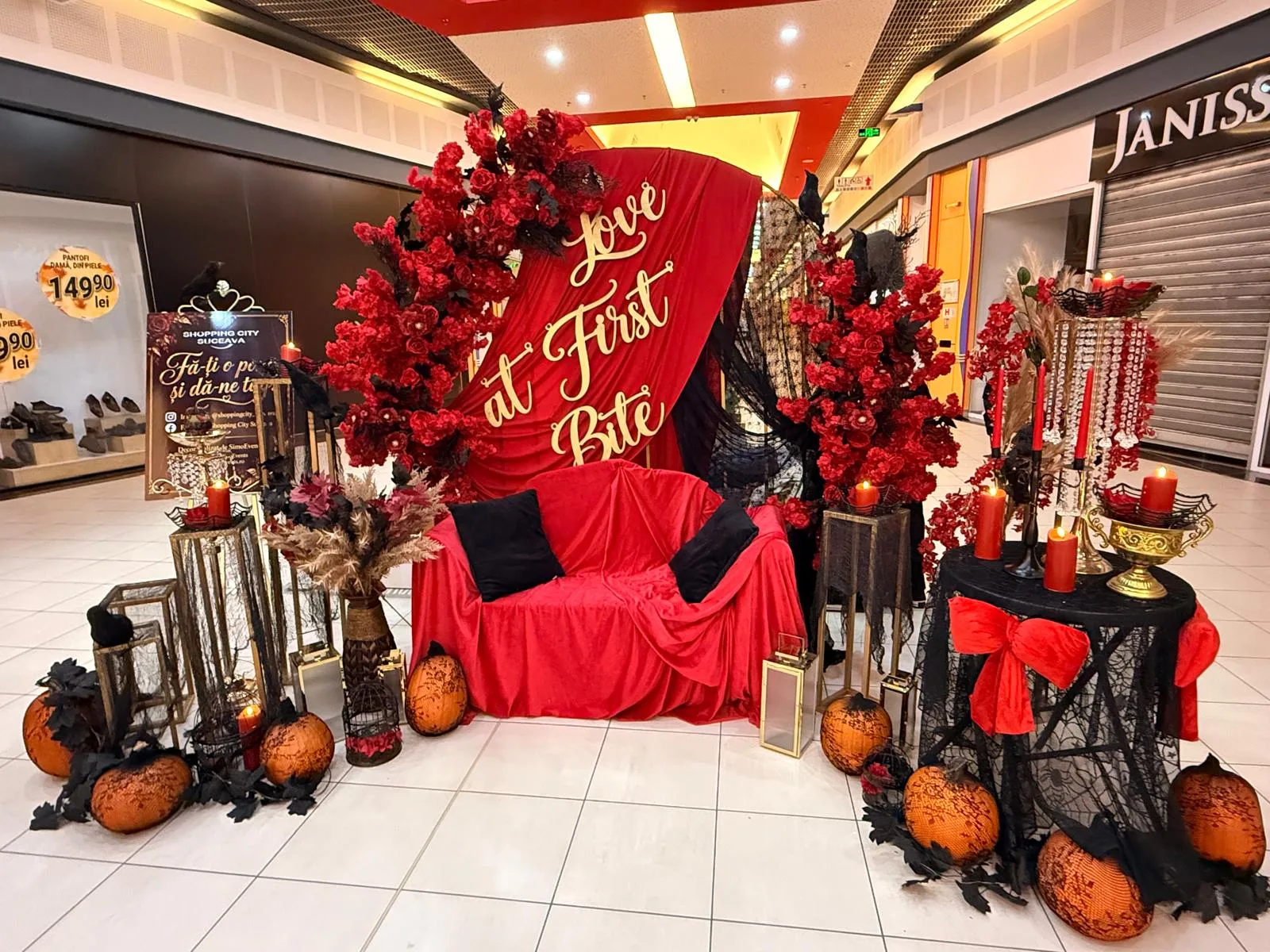 Ansamblu decor corporate Halloween in mall, canapea rosie, backdrop floral, lampioane si dovleci negri