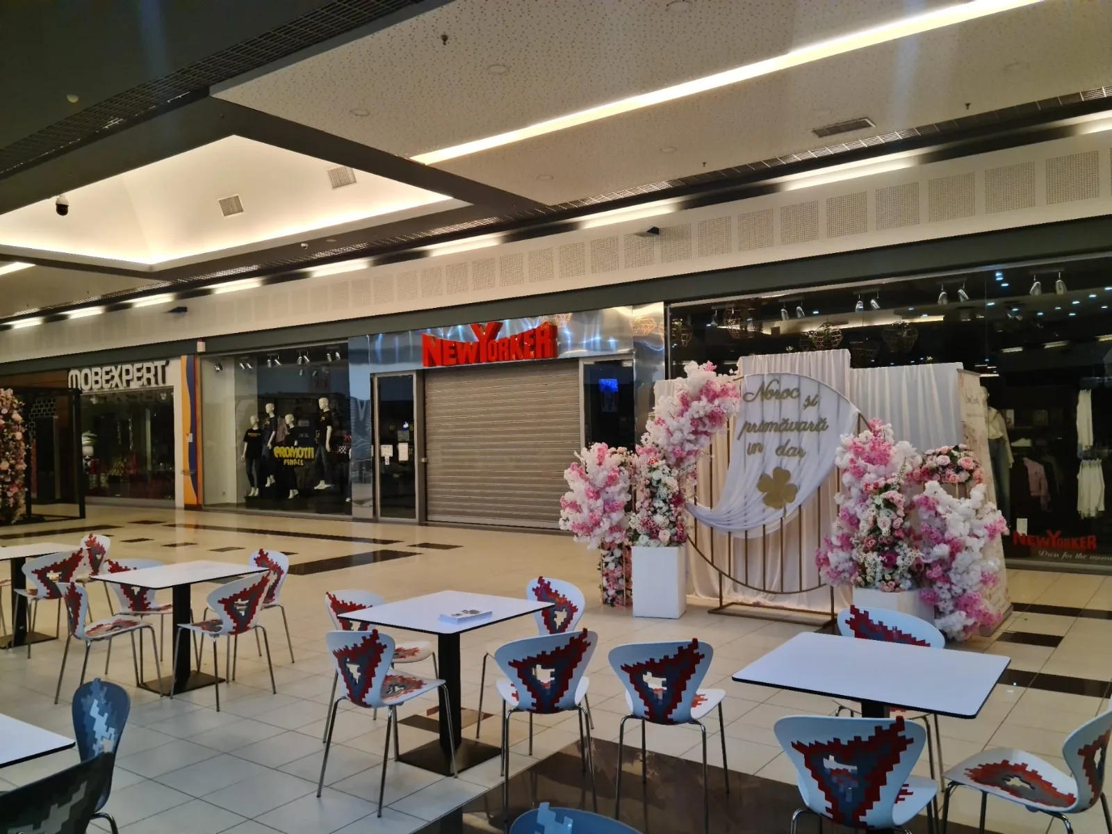 Spatiu gol in mall, inainte de amenajarea decorului corporate