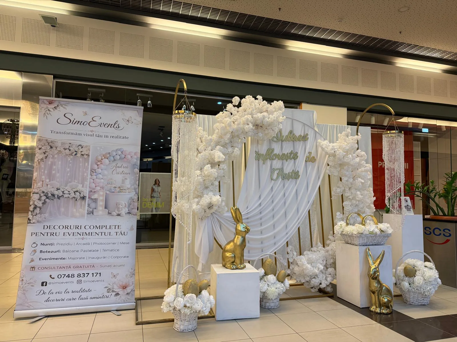 Ansamblu decor de Paste cu perdele albe, flori si iepurasi aurii, roll-up SimoEvents
