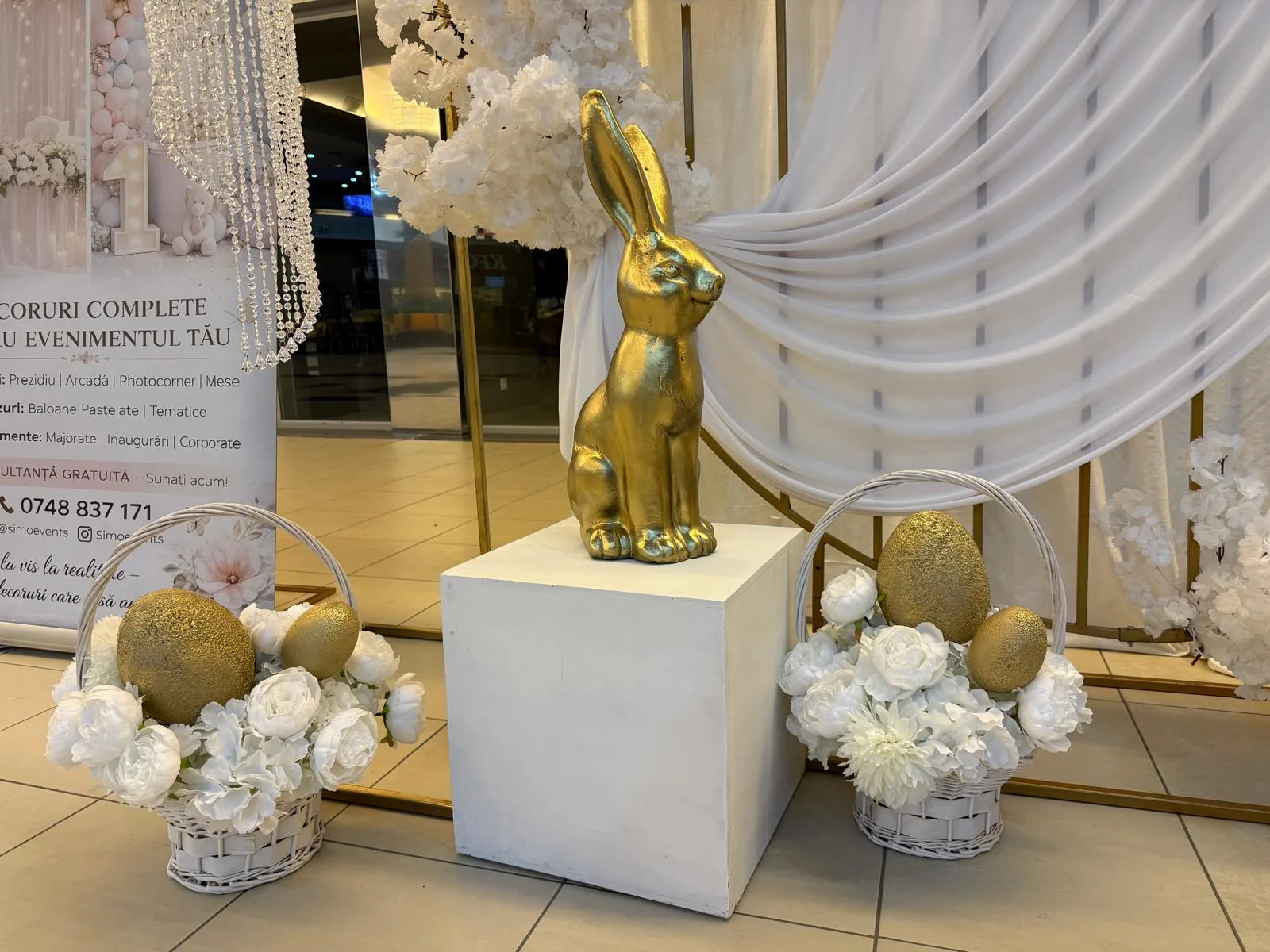 Iepuras auriu si cosuri cu flori albe, decor corporate de Paste in mall