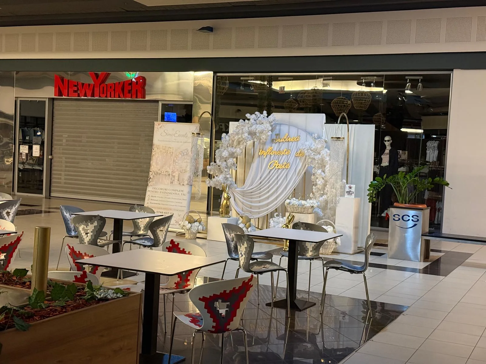 Spatiu gol in mall, inainte de amenajarea decorului corporate de Paste
