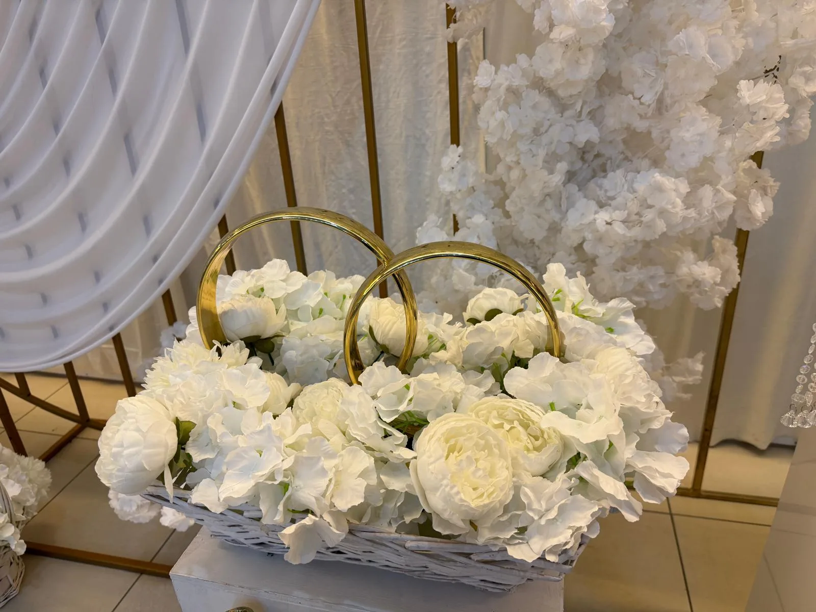 Cos cu trandafiri albi si inele aurii, decor corporate de Paste