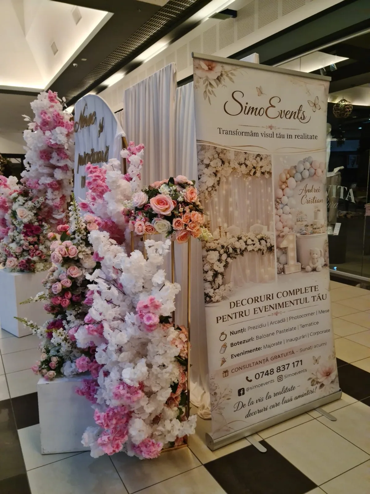 Roll-up SimoEvents langa aranjament floral roz si alb, decor corporate mall