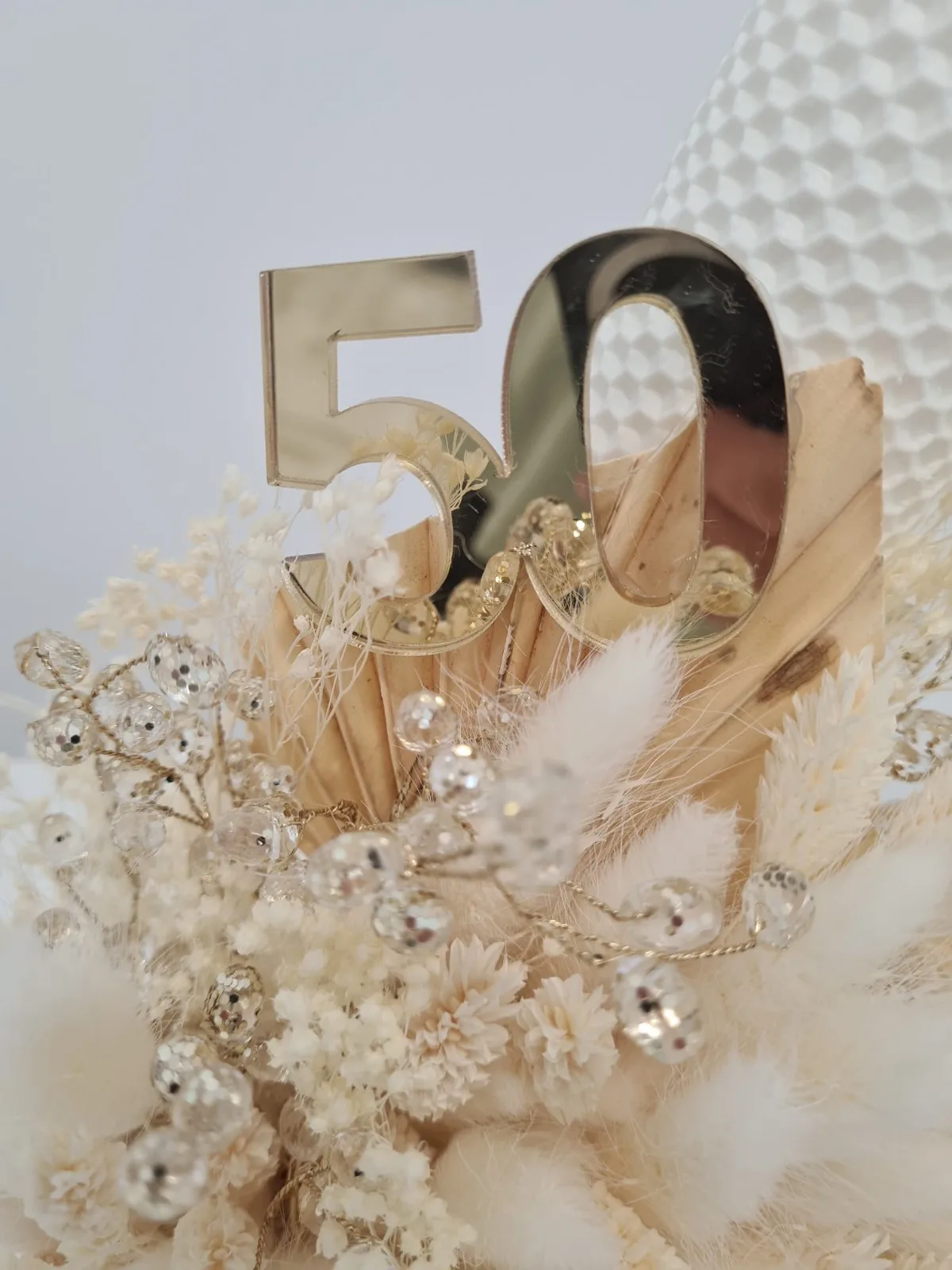Decor cu cifra 50, flori criogenate crem și cristale